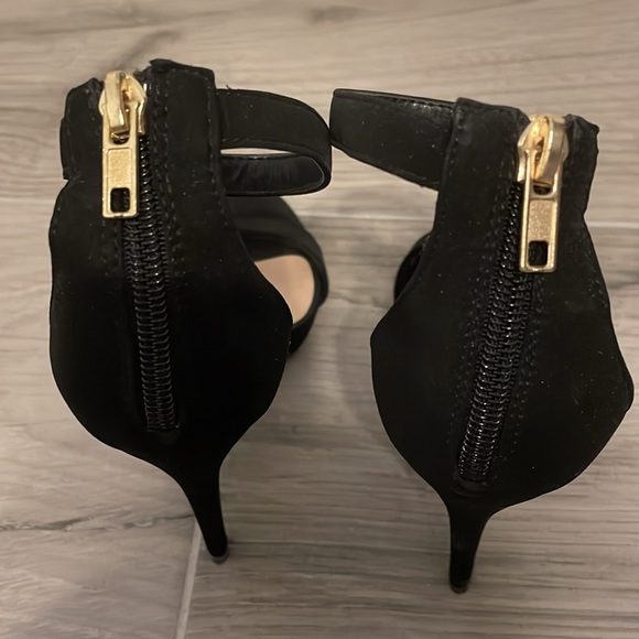 Black strap heels - Picture 4 of 9